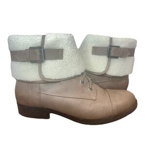 SO Sherpa Ankle Boots Broadcast Taupe Womens Sz 8.5 Buckle Sweater Booties Kohls